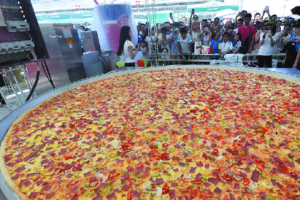 世界最大披萨出炉 创吉尼斯纪录