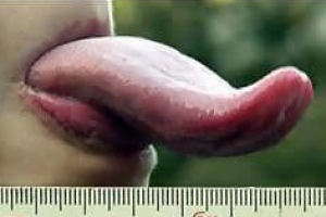 世界上舌头最长的女人