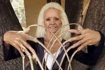 世界上手指甲最长的女人