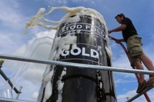 打破吉尼斯世界纪录：全球最大的啤酒瓶