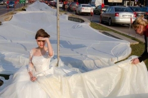 世界最长的婚纱 17岁嫩模穿三千米婚纱