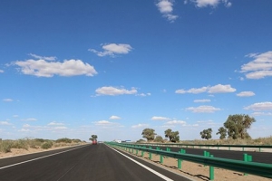世界上穿越沙漠最长的高速公路：中国京新高速（图）