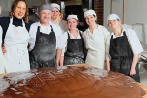 世界上最大的佳发蛋糕：直径1.2米（普通佳发蛋糕的23倍）