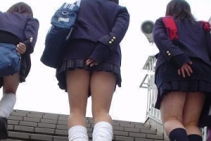 女生遭老师摸大腿臀部 全球最变态老师排行榜