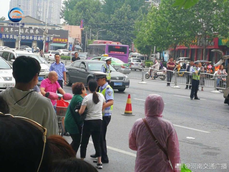 买菜横穿马路被撞 全球独一无二道路大盘点