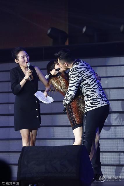 钟丽缇携嫩夫又亲又抱 张伦硕现场飙车推到钟丽缇
