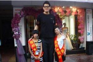 亚洲第一巨人张欢：曾是姚明队友，若无伤病或成中国篮球第一人
