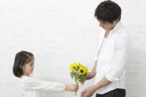 世界各国父亲节习俗排行榜,日本最奇特(女儿为父亲搓澡)