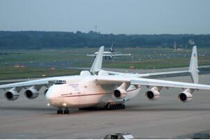 世界上最大飞机，安-225运输机长84米重175吨(货舱能装下一辆高铁)