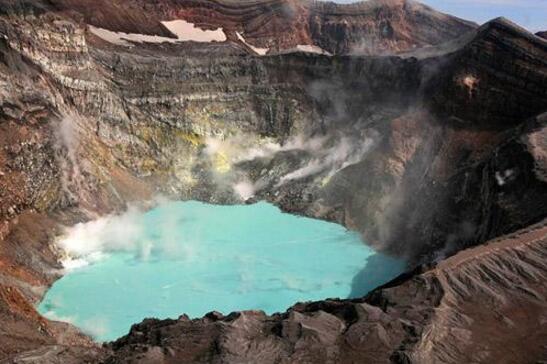世界上最大的火山群，俄羅斯堪察加火山群（海拔最高4750m）