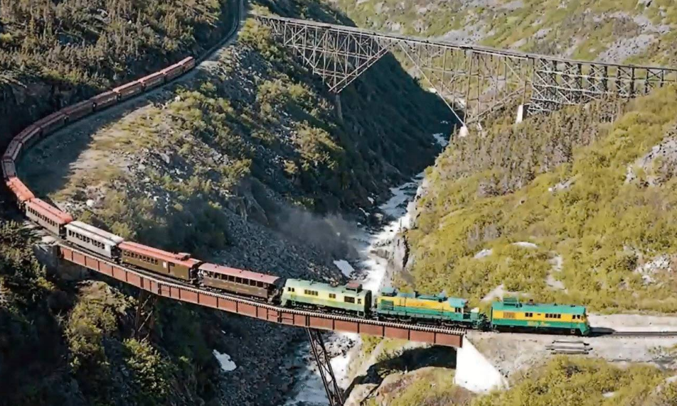 世界十大最危险的铁路 坐落在瀑布边上的火车，你见过吗