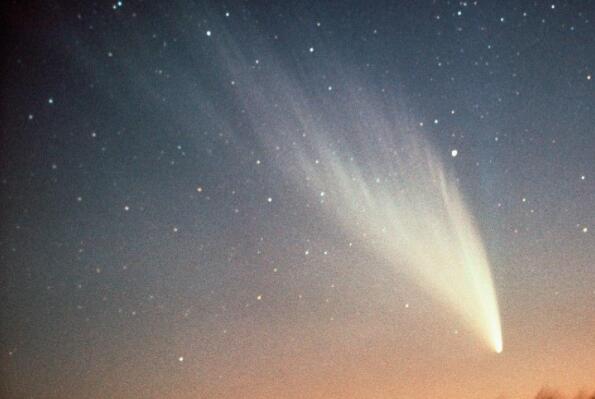 历史上十大最著名的彗星 哈雷彗星上榜 第十竟差点与地球相撞（最出名的彗星）