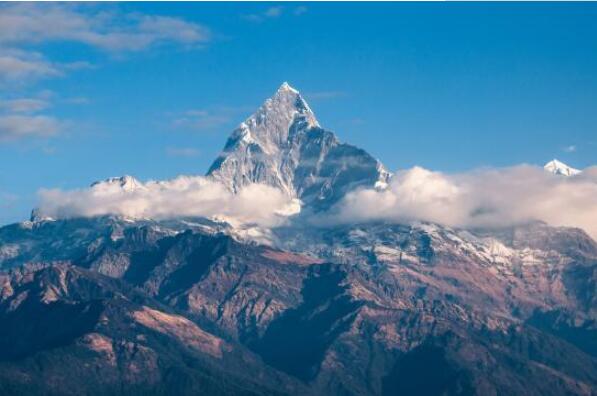 十大海拔最高的山峰排行榜 珠穆朗玛峰第一，第七被称为“魔鬼峰”（中国海拔最高的山峰排名）