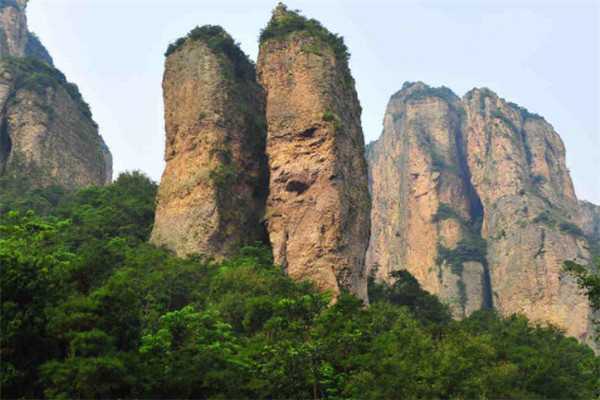 旅遊 景點 導航 雪竇山是浙江地區一座處於國家森林公園的名山峰,這