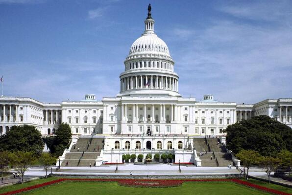 1开罗美国大学始建于1919年,是一所知名的私立学校,学校在整个埃及