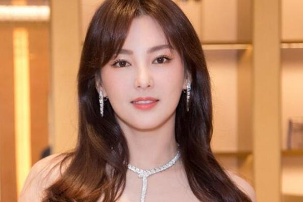她有着美艳的外表和傲人的身材,是中国十大身材最好的女星之一,演技也