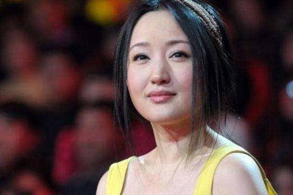故事杨钰莹是中国内地著名的女歌手,被认为是中国十大冻龄女神之一,她