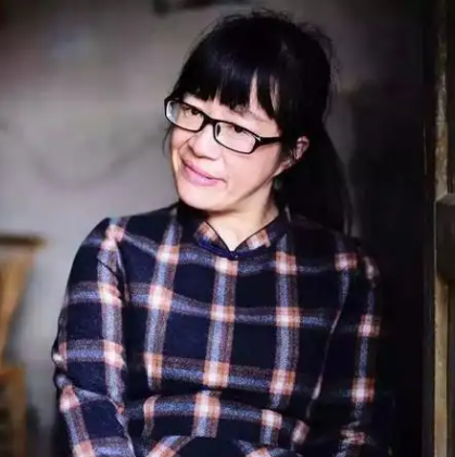 在打谷场上赶鸡