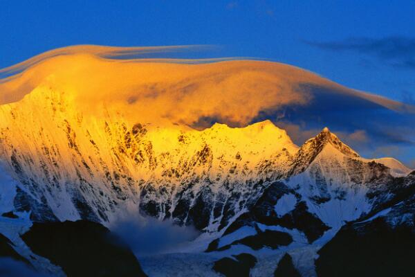 中国十大山峰高度排名-梅里雪山上榜(生物多样性丰富)
