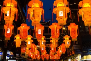 上海城隍庙小吃街营业时间表：晚上八点之前关门(吃货天堂)