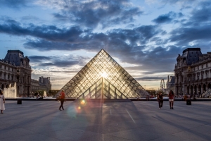 卢浮宫旅游景点介绍：探索艺术帝国的奥秘，去巴黎游学