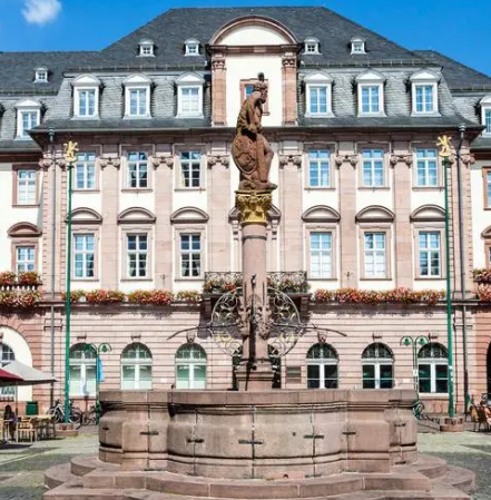 Reichenstraβe大街和城市喷泉