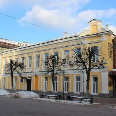 Tryokhsvyatskaya Street