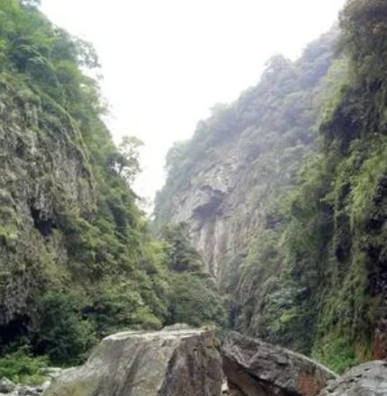 岩鹰洞大峡谷