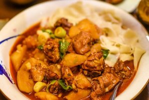 新疆十大硬菜：椒麻鸡上榜，第一是传统江湖菜